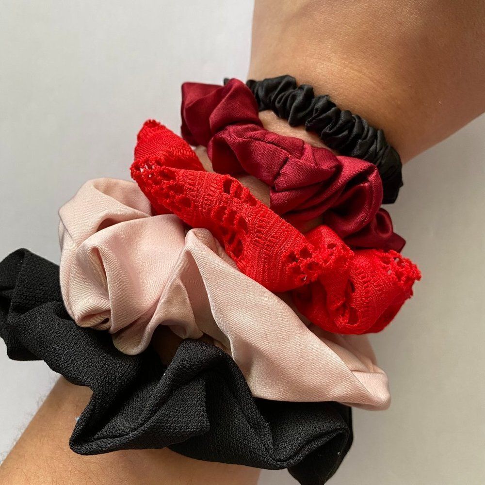 𝅺Set of 5 Scrunchies